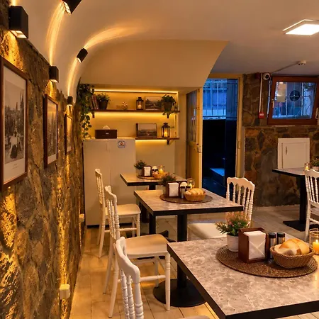 Taksim Dora Couette-café 4*